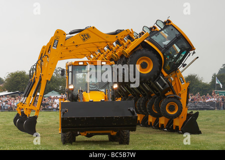 JCB 'dancing escavatrice' display acrobatici al Derbyshire County Show 2009 a: Elvaston. Foto Stock