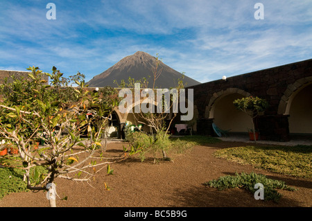 Cortile interno della casa di pietra hotel vulcano in background Fogo Cabo Verde in Africa Foto Stock