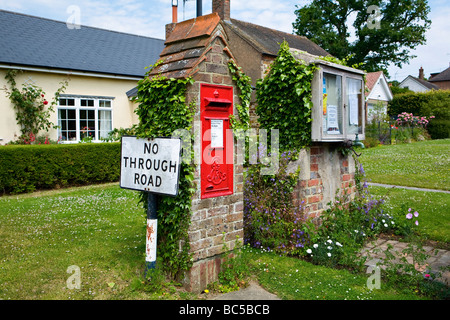 Villaggio post box Slaugham West Sussex Regno Unito Foto Stock