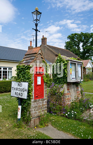 Villaggio post box Slaugham West Sussex Regno Unito Foto Stock