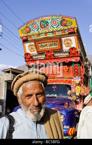 Uomo locale e jingly carrello in Gilgit, Pakistan Foto Stock