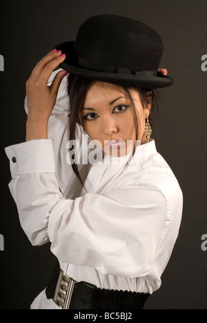 Ragazza in camicia bianca con cappello bowler Foto Stock