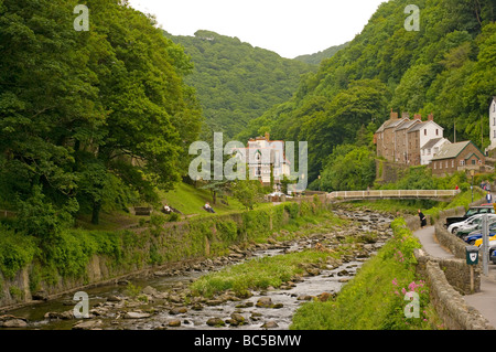 L'Oriente Lyn avvolgimento del fiume il suo modo di Lynmouth North Devon England Foto Stock