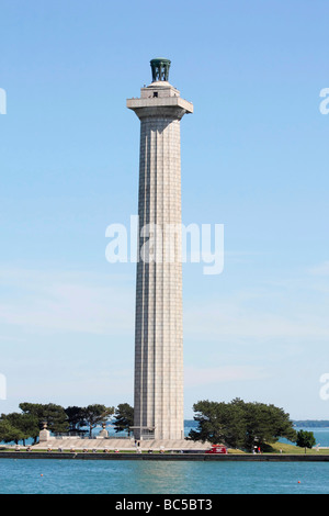 Monumento commemorativo di Oliver Perry sull'isola del lago Erie Put in Bay in Ohio Stati Uniti d'America grandi Laghi angolo basso da sotto nessuno verticale ad alta risoluzione Foto Stock