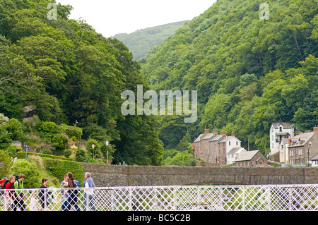 Visualizzare fino ad est del fiume Lyn Gorge da Lynmouth North Devon England Foto Stock