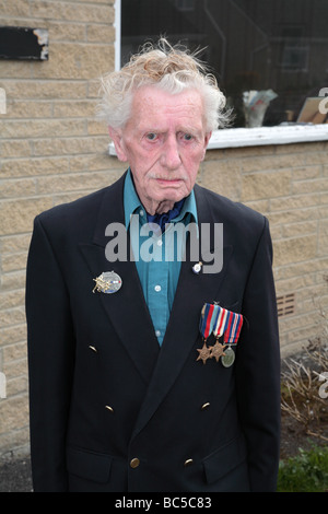 Il veterano della Normandia WW2 indossando medaglie Foto Stock