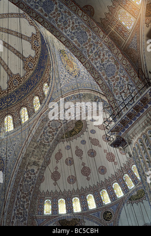 Vista dell'ornato soffitto interno di Sultanahmet Camii (la Moschea Blu) Foto Stock