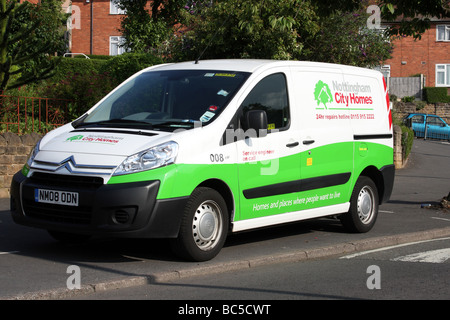 Un Nottingham City Case manutenzione della proprietà van su un Nottingham Alloggi sociali station wagon. Foto Stock