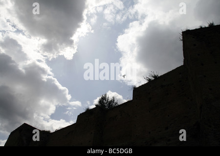 Alta antico romano aureliano muro di difesa nella zona Ostiense di Roma Italia Foto Stock