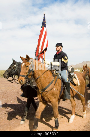 Le truppe di cavalleria sul loro modo al campo di battaglia durante una guerra civile rievocazione storica a picco Picacho stato parco Arizona Marzo 2007 Foto Stock