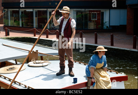 Due National Park Rangers vestito nel 1800 abbigliamento ride in cima a un canal boat attraverso le serrature della C&O Canal a Washington DC. Foto Stock