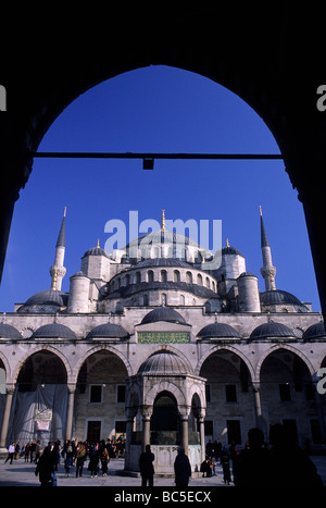 Vista attraverso archway nel cortile interno di Sultanahmet Camii (la Moschea Blu) Foto Stock