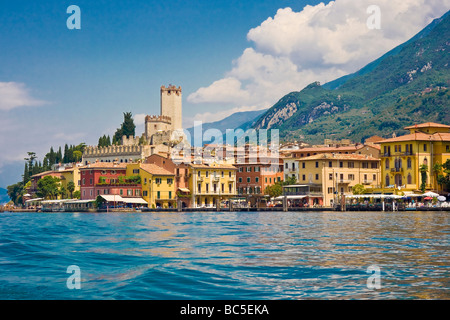 Malcesine, visto dal lago. Una graziosa cittadina sulla sponda orientale del Lago di Garda, uno dei grandi laghi italiani. Foto Stock