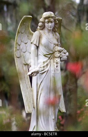 Statua di un Angelo nel cimitero Bonaventura a Savannah in Georgia Foto Stock