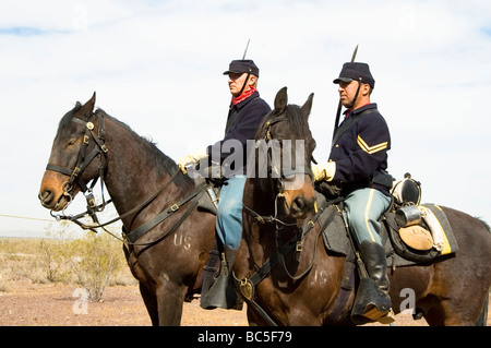 Le truppe di cavalleria preparando per una guerra civile rievocazione storica a picco Picacho stato parco Arizona Marzo 2007 Foto Stock