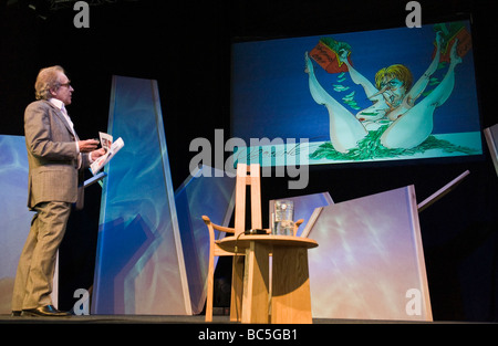 Gerald Scarfe inglese fumettista e illustratore illustrato parlando sul palco a Hay Festival 2009 Foto Stock