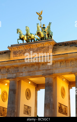 Tiro al crepuscolo e della Porta di Brandeburgo (Brandenburger Tor) di Berlino, Germania, con il colmns e la quadriga, un carro trainato da quattro cavalli azionato da Victoria. Foto Stock