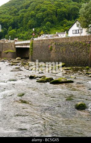 Una vista fino al fiume Lyn al ponte dove il West Lyn Fiume si unisce a est di Lyn a Lynmouth North Devon England Foto Stock