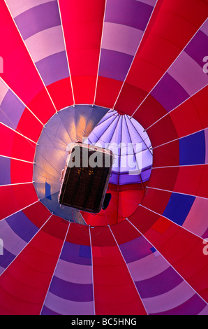 Vista interna di una colorata mongolfiera e cesto ascendente Foto Stock