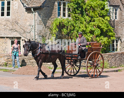 Cavallo e carrozzella essendo posizionato per un colpo in una BBC TV fiction in Lacock Foto Stock