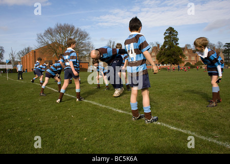 Pullman per adulti dimostra a 8 anno di età mini giocatori di rugby Foto Stock