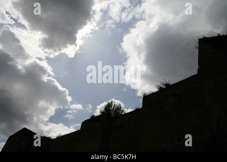 Alta antico romano aureliano muro di difesa nella zona Ostiense di Roma Italia Foto Stock