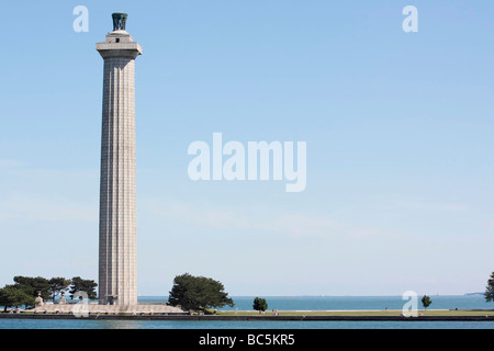 Oliver Perry Memorial Monument sull'isola del lago Erie Put in Bay in Ohio Stati Uniti grandi Laghi ad angolo basso da sotto orizzontale ad alta risoluzione Foto Stock