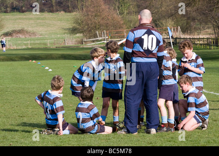 Pullman parla alla sua giovanissima squadra durante un mini-torneo di rugby presso una scuola prepatory. Foto Stock