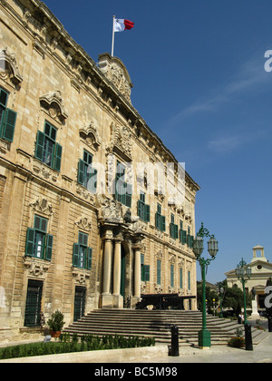 Auberge de Castille, dell'ufficio del Primo Ministro, Piazza Kastilja, Valletta, Malta, Mediterraneo, Europa. Stock Exchange oltre Foto Stock