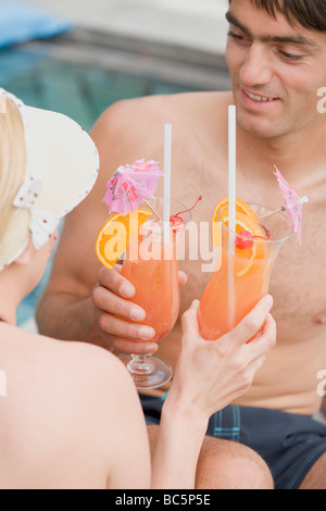 L uomo e la donna con una piantatrice's Punch in piscina - Foto Stock