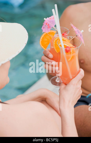 Uomo e donna bicchieri tintinnanti di Planter's Punch - Foto Stock