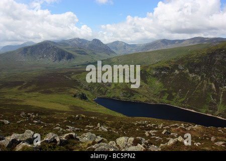 Una vista di Llyn Cowlyd, con montagne di Y Glyderau, Tryfan, Y Garn e il Carneddau intorno alla valle Ogwen oltre Foto Stock