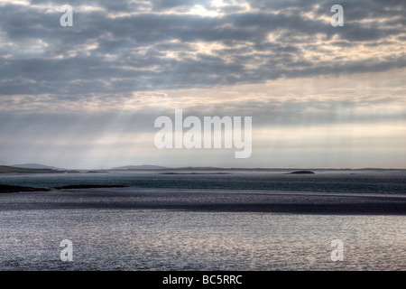 Cielo drammatico sulla costa di North Uist, Scozia Foto Stock