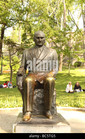 Istanbul Turchia Gulhane Park statua di Mustafa Kemal Ataturk nazionalista Turca leader e fondatore della Repubblica di Turchia Foto Stock