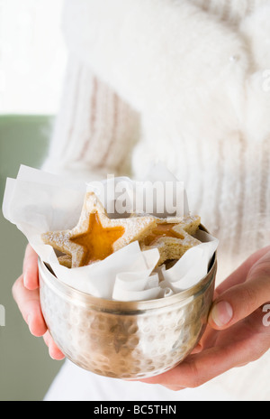 Mani marmellata biscotti nella ciotola in argento - Foto Stock