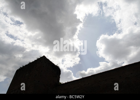 Alta antico romano aureliano muro di difesa nella zona Ostiense di Roma Italia Foto Stock