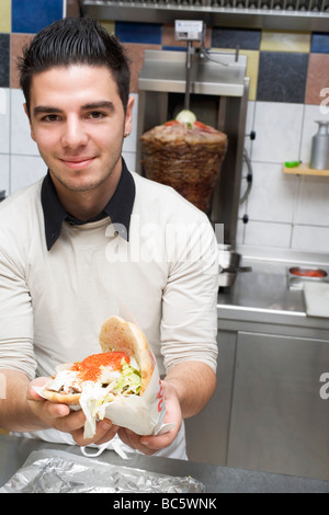 Il giovane chef tenendo un Döner Kebab - Foto Stock