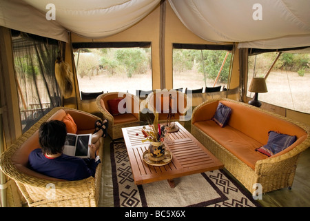 Persona in un momento di relax a JK Mara Camp - vicino alla Riserva Nazionale di Masai Mara, Kenya Foto Stock