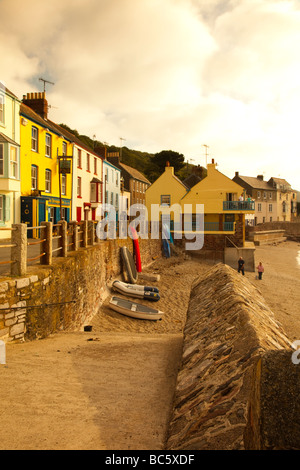 Kingsand Harbour Front in golden mattina presto sunshine, Cornwall, Regno Unito Foto Stock