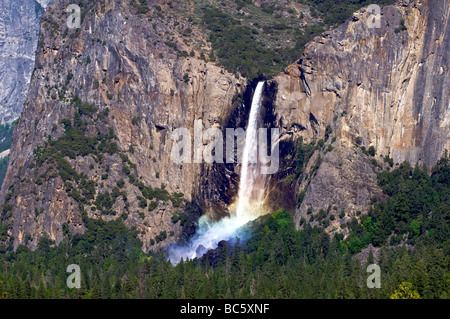 Bridalveil cascate Yosemite con un po' di effetto arcobaleno al fondo delle cascate. Foto Stock