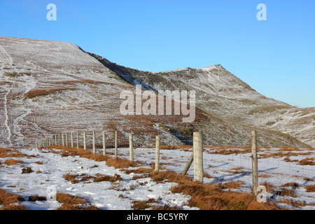 Il picco di Cadair Berwyn visto dalla salita di Moel Synch ed Foto Stock