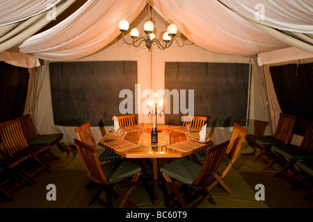 Tenda da pranzo a JK Mara Camp - vicino alla Riserva Nazionale di Masai Mara, Kenya Foto Stock