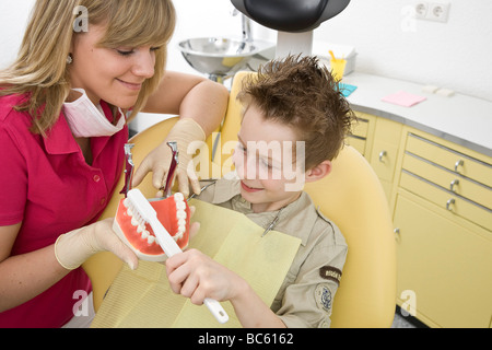 Ragazzo al dentista Foto Stock