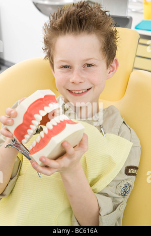 Ritratto di ragazzo holding di dentiera Foto Stock