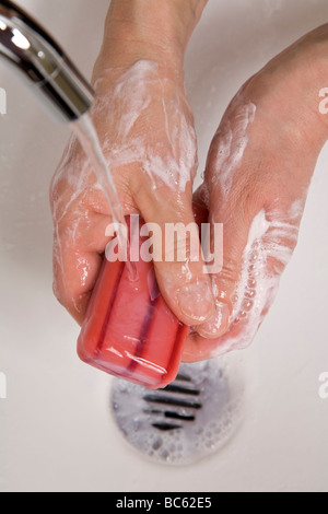 Donna lavaggio delle mani, close-up Foto Stock