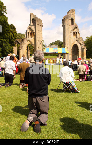 Abbazia di Glastonbury pellegrini pregano presso il Cristiano annuale Pellegrinaggio di Glastonbury nel giugno 2009 Foto Stock