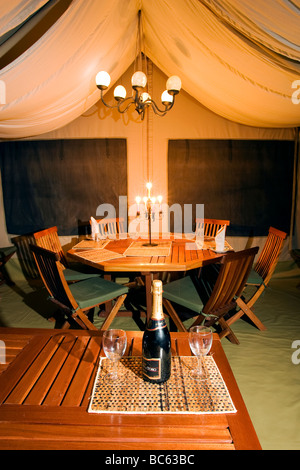 Tenda da pranzo a JK Mara Camp - vicino alla Riserva Nazionale di Masai Mara, Kenya Foto Stock