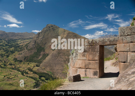 Il Perù la Valle Sacra rovine Inca di Pisac nei pressi del villaggio di Pisac antica porta della città Foto Stock