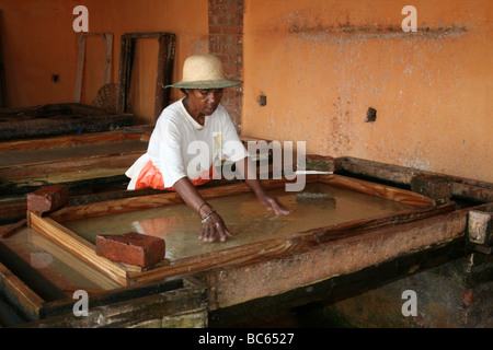 Madagascar donna fare carta nella Carta Antaimoro Fabbrica, Ambalavao, Madagascar Foto Stock