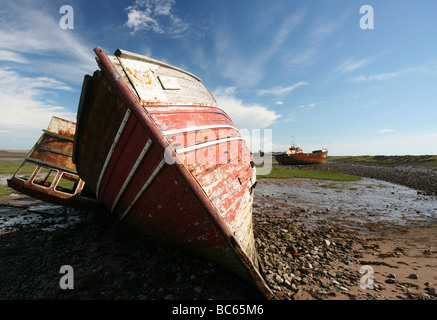 Abbandonata e devastata barche di pescatori sulla spiaggia a Barrow-in-Furness Foto Stock